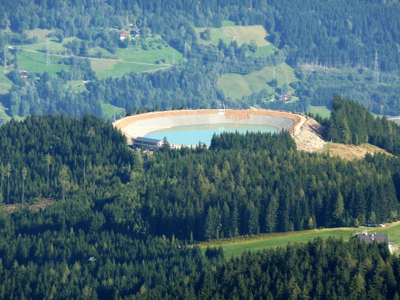 Datei:Speicherbecken unterhalb Schmittenhöhe.jpg