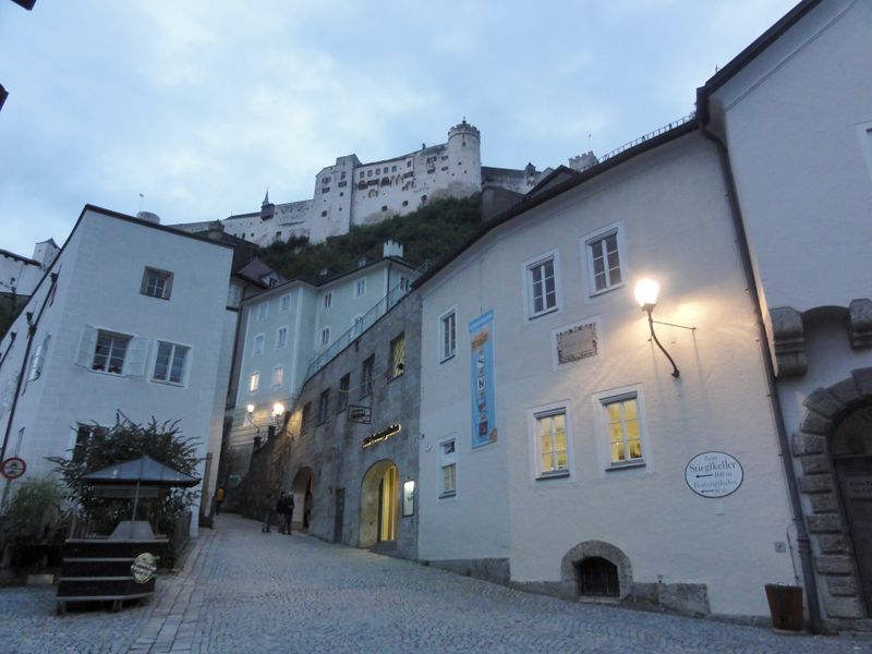 Datei:Verlauf der Festungsgasse beim Eingang zur Festungsbahn.JPG