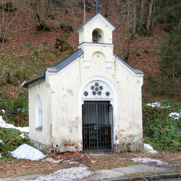 Datei:Ferrary-Kapelle, Frontansicht 28.2.2017.jpg
