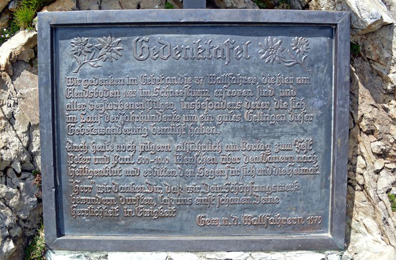 Datei:Wallfahrer-Gedenktafel Elendboden, Großglockner-Hochalpenstraße.jpg