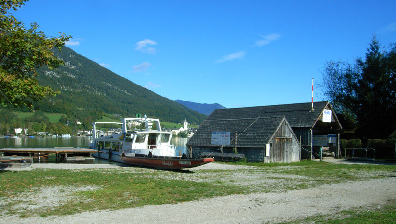 Datei:Wolfgangseefähre in Abersee.jpg