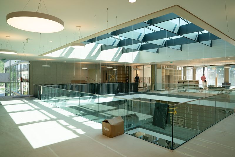 Datei:Foyer im Bildungscampus Gnigl.jpg