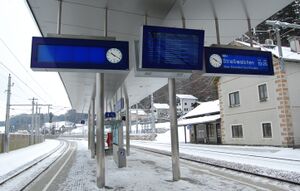 Mittelbahnsteig mit Infotafeln.JPG