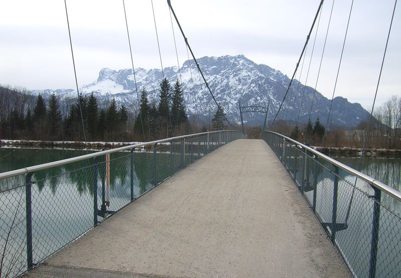 Datei:Ursteinsteg, Blickrichtung Untersberg.jpg