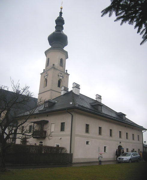 Datei:Dechanthof mit Kirche R0025254.jpg