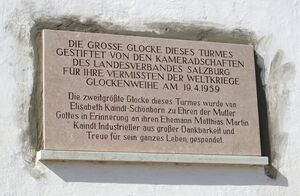 Ergänzte Glocken-Infotafel am Fuße des westlichen Basilikaturmes.jpg