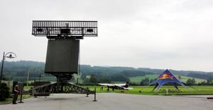 Flugfeld mit Radaranlage.JPG