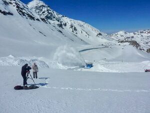 Großglockner Hochalpenstraße Schneeräumung 22 April 2015 16.jpg