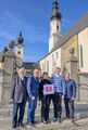 Stille-Nacht-Briefmarke 2019 vor Pfarrkirche Berndorf.jpg