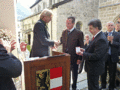 Verleihung des Silbernen Ehrenzeichens der Stadt Zell am See durch Bürgermeister Hermann Kaufmann an Peter Lammer .gif