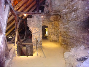 Raum in der Höhlenburg.jpg