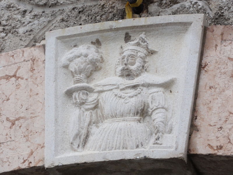 Datei:Steinornament an der Ceconi-Villa.JPG