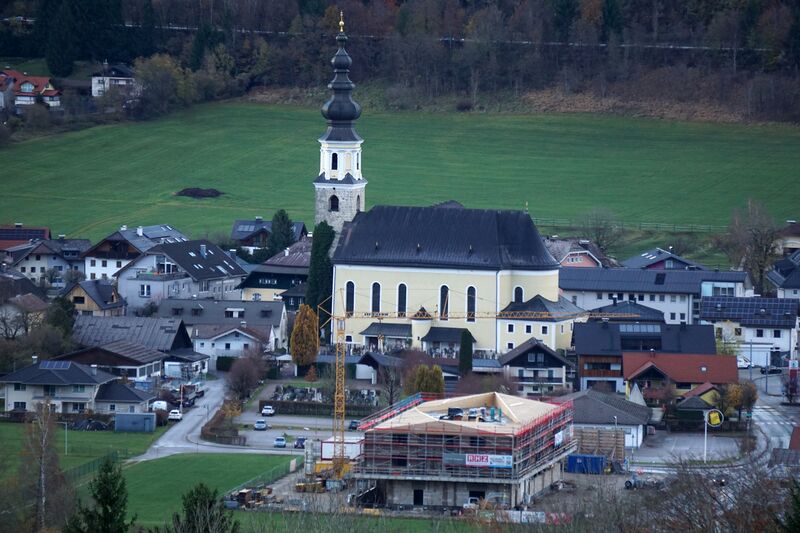 Datei:Kirche mit Billa-Neubau DSC09697.jpg