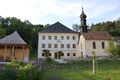 Pfarrhof mit Kreuzkapelle in Thalgau.JPG