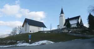 Pfarrkirche Koppl, Beginn der Dorfstraße.JPG