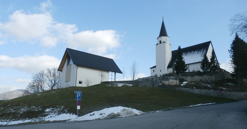 Datei:Pfarrkirche Koppl, Beginn der Dorfstraße.JPG