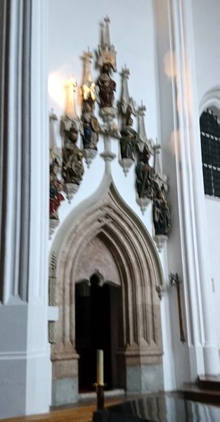 Datei:Gotisches Sakristeiportal in der Basilika Mondsee.jpg