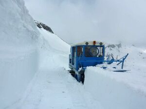Grossglockner Hochalpenstrasse Schneeraeumung 2013 100.jpg