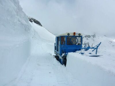 Grossglockner Hochalpenstrasse Schneeraeumung 2013 100.jpg
