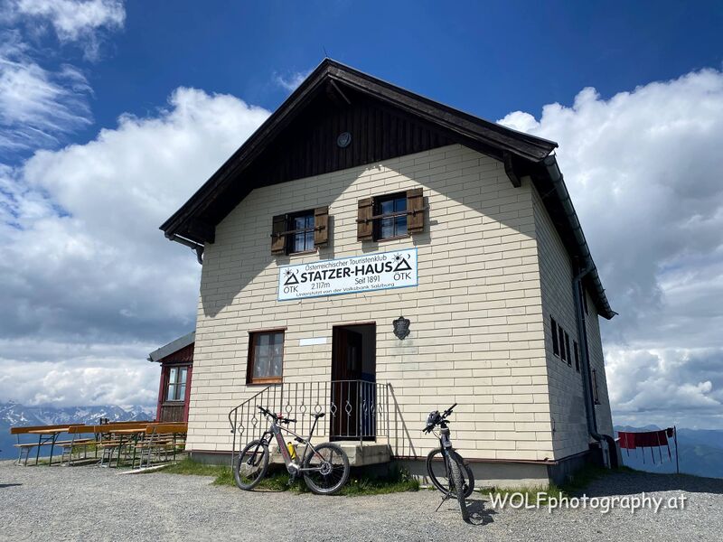 Datei:Statzerhaus auf Hundstein Gipfel.jpg