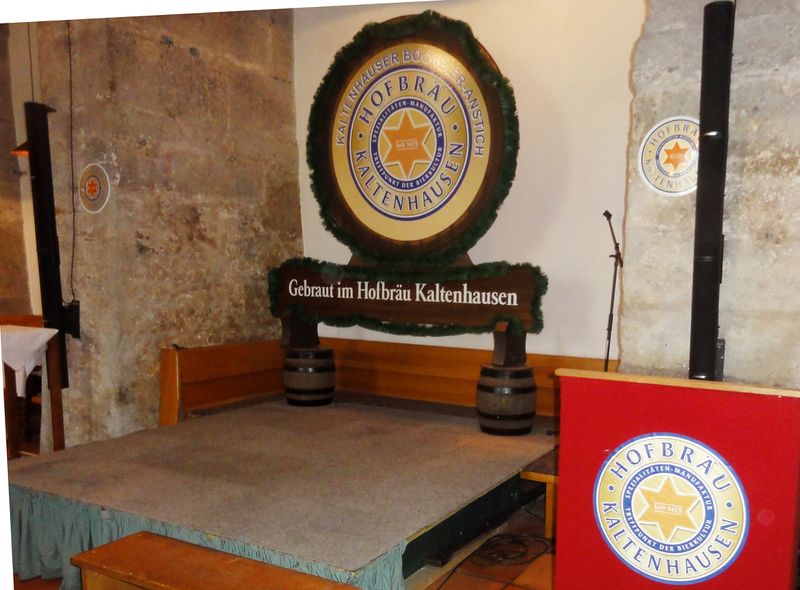 Datei:Bühne im Ruperti Gwölb.jpg