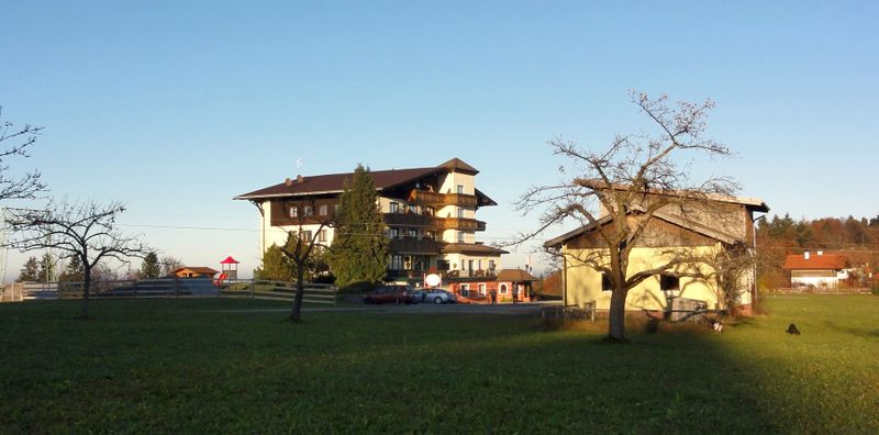 Datei:Berghof Dachsteinblick, mlit Lift-Bergstation.jpg