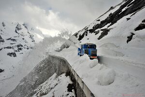 Grossglockner Hochalpenstrasse Schneeraeumung 2014 Suedrampe 24 April 04.jpeg