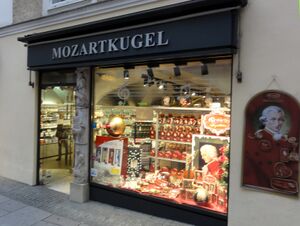 Mozartkugel der Firma Reber am Mozartplatz.jpg