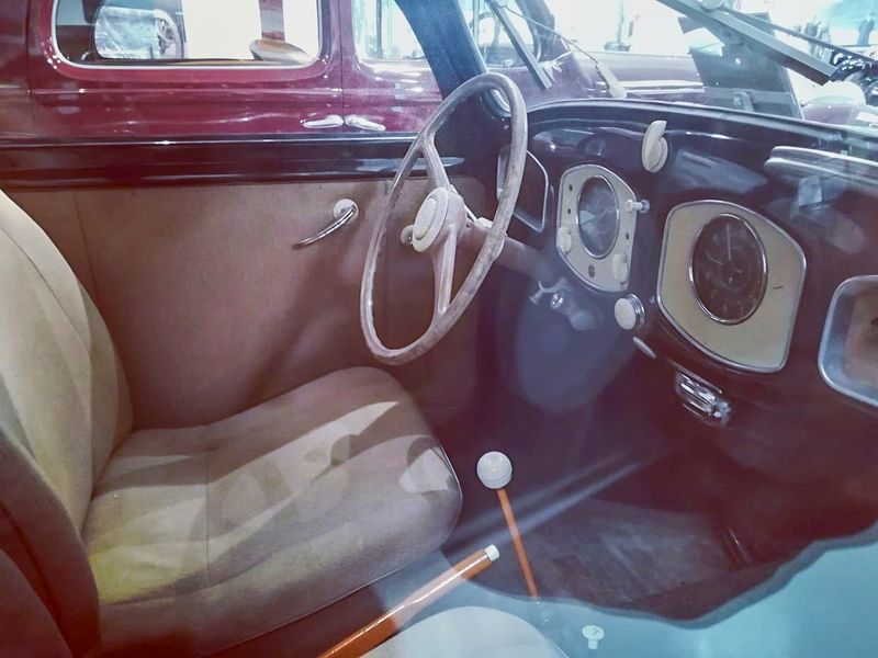 Datei:Original-Brezel-Käfer-1952 Innen.jpg