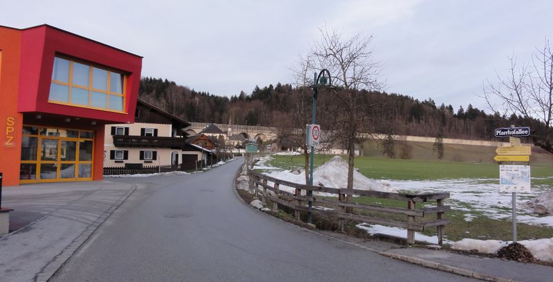 Datei:Pfarrhofallee (Thalgau).jpg