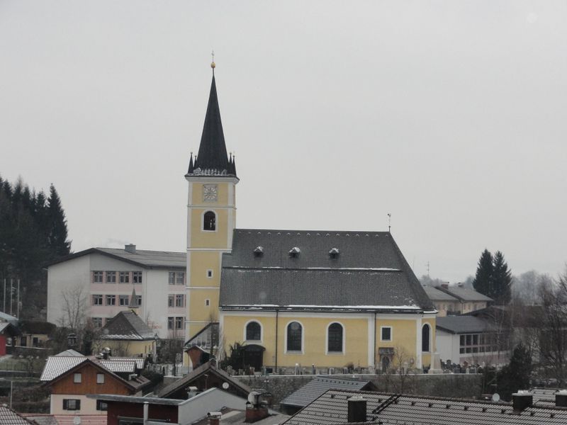 Datei:Pfarrkirche Henndorf.jpg