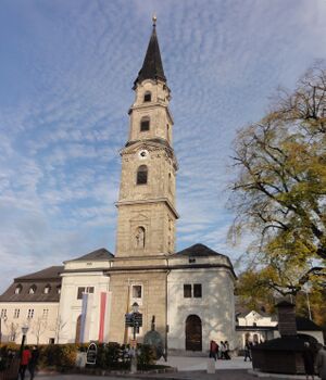 Stiftskirche Mattsee Außenansicht.JPG