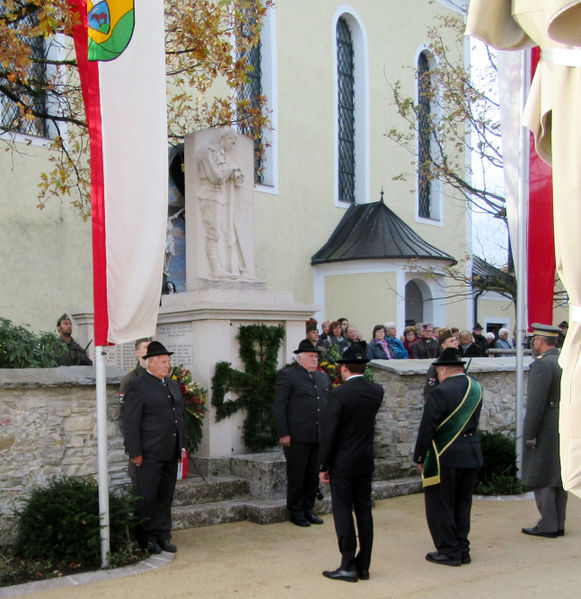 Datei:2017, Kranzniederlegung beim Kriegerdenkmal.jpg