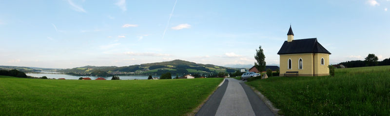 Datei:Dürnberpano mit Friedenskapelle.jpg
