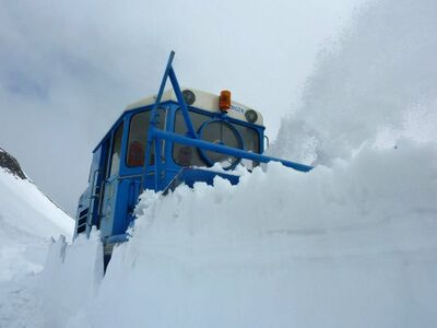 Grossglockner Hochalpenstrasse Schneeraeumung 2013 101.jpg