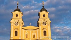 Mondsee Basilika Abendlicht.jpg