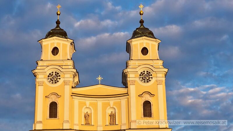 Datei:Mondsee Basilika Abendlicht.jpg