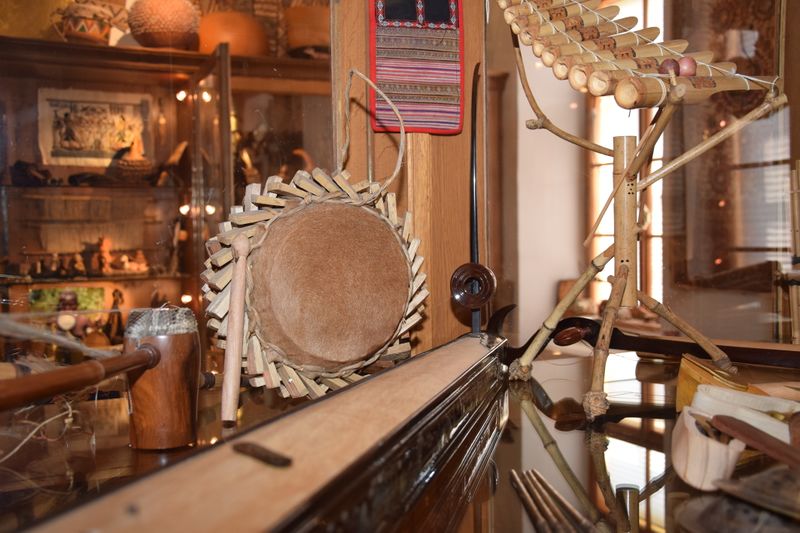 Datei:Musikinstrumente-Museum der Völker 11.jpg