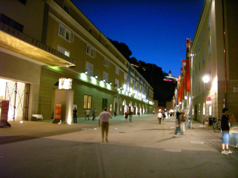 Datei:Hofstallgasse zur Festspielzeit.jpg