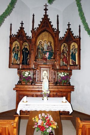 Altar in der Jagdhubkapelle.jpg