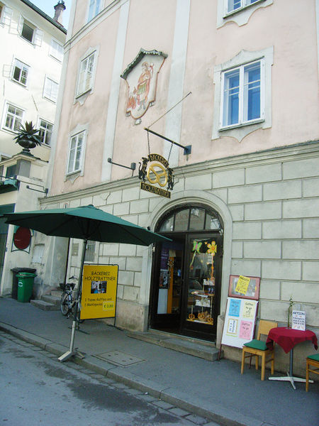 Datei:Bäckerei Holztrattner, Kajetanerplatz.jpg
