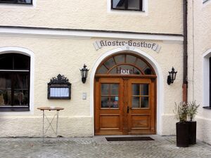 Eingang in den Klostergasthof in Raitenhaslach.jpg