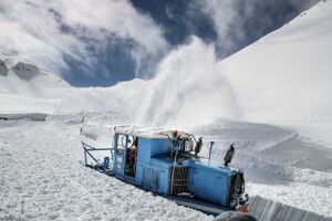 Großglockner Hochalpenstraße Schneeräumung 2017 05.jpg