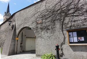 Denkmalgeschützte Friedhofsmauer in Radstadt.jpg