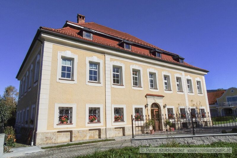 Datei:Pfongau Schloss Neumarkt Wallersee.jpg