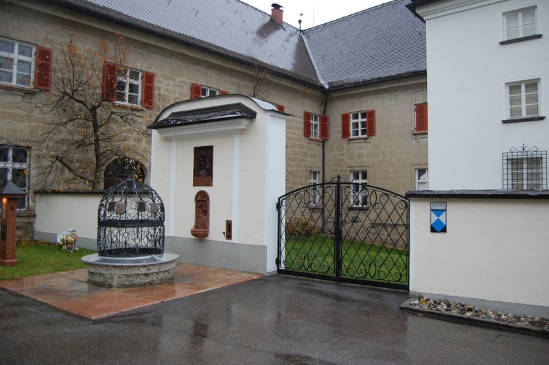 Datei:Brunnen im Stiftsinnenhof.jpg