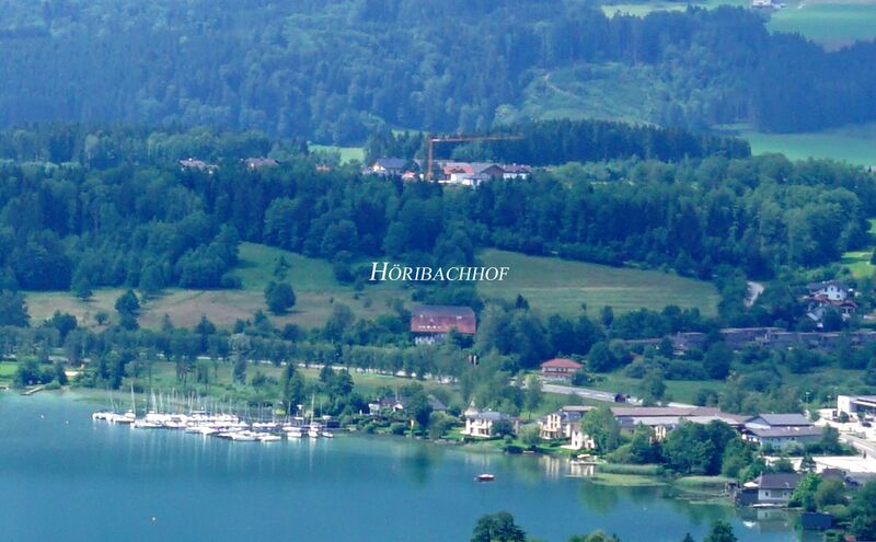 Datei:Höribachhof, Ansicht vom Mondseeberg.jpg