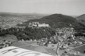 Salzburg Nonntal Festung Hohensalzburg Luftbildaufnahme Walter Mittelholzer 1933.jpg