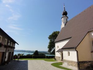 Filialkirche Gebertsham mit Blick zum Mattsee.jpg