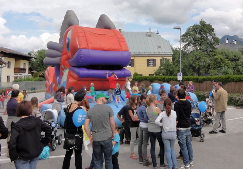 Datei:Hüpfburg beim Thalgauer Marktfest.jpg